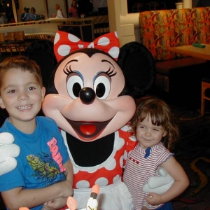 Chef Mickey's - 1st Minnie encounter