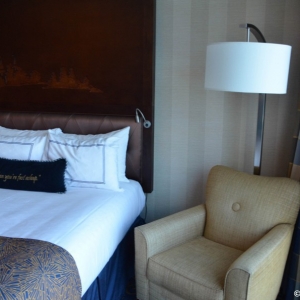 Disneyland-Hotel-Room-002