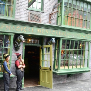 WDWINFO-Universal-Diagon-Alley-Harry-Potter-Magical-Menagerie-001