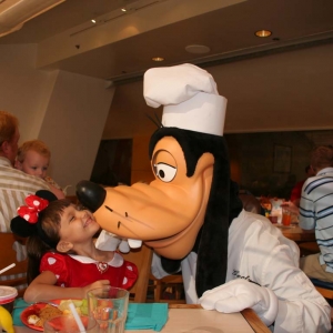 Gettin' a smooch from Goofy at Chef Mickey's.