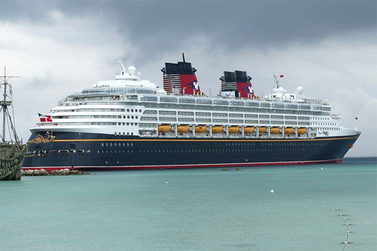 DCL Wonder at Castaway Cay dock