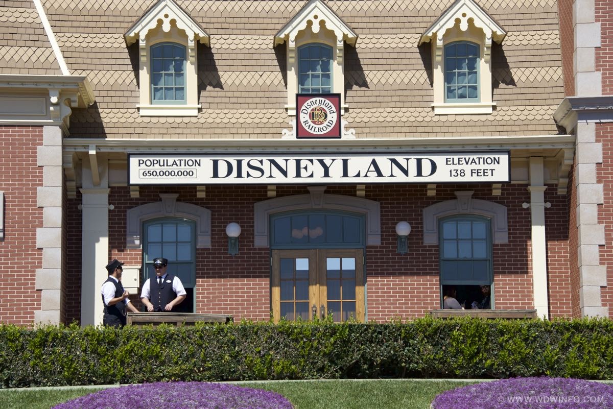 Disneyland-Entrance-02