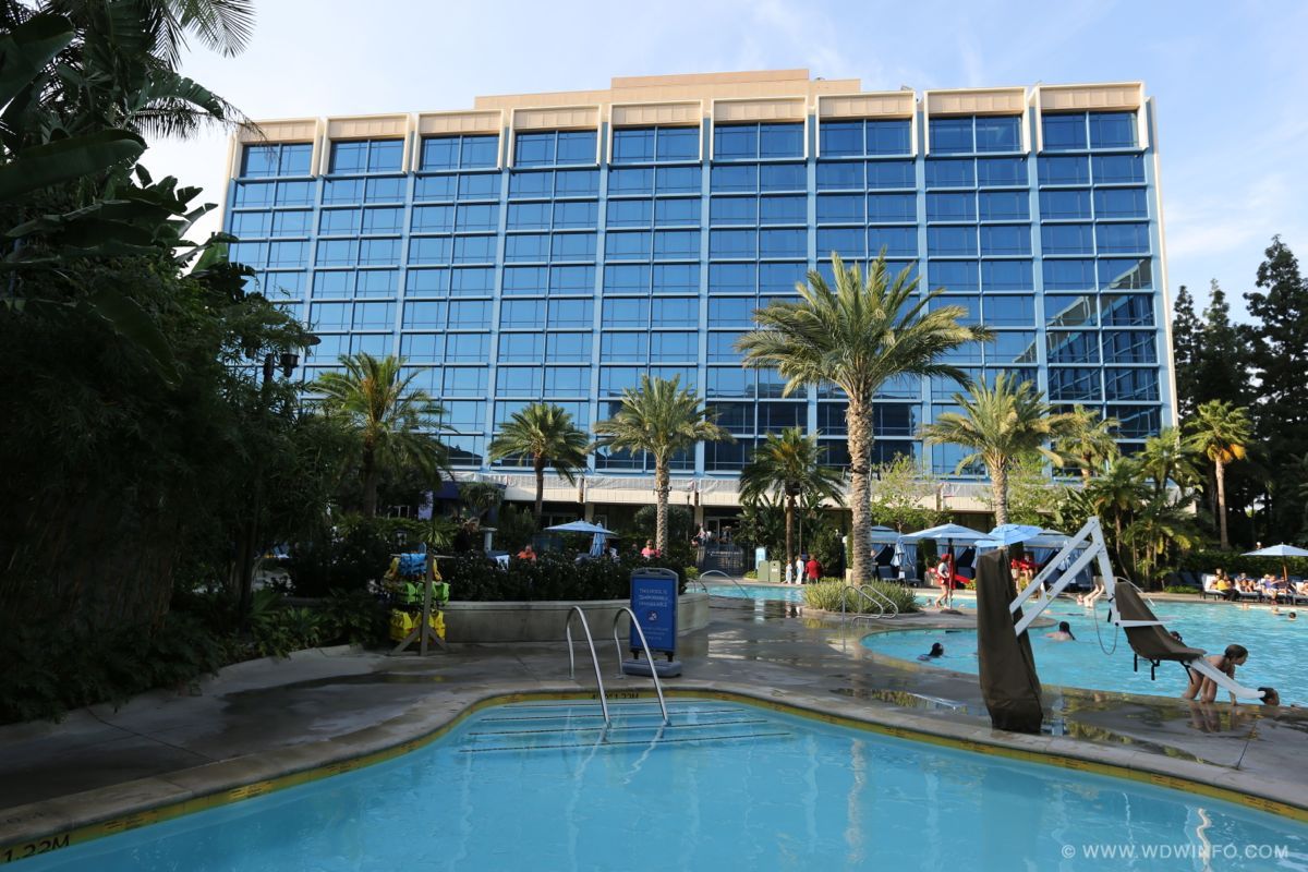 Disneyland-Hotel-Pool-14