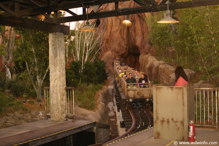Expedition_Everest_Train_05