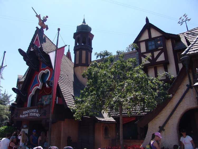Fantasyland-Disneyland-01