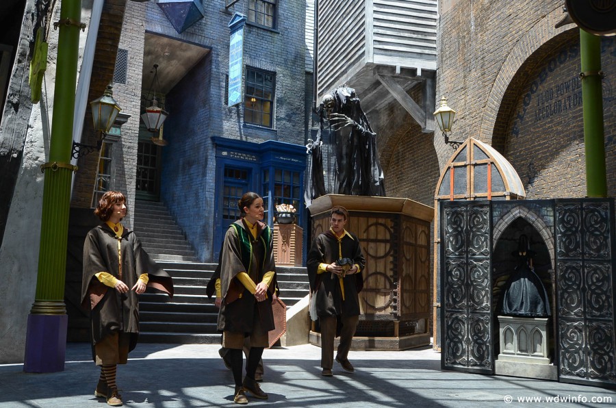 WDWINFO-Universal-Diagon-Alley-Harry-Potter-Tale-of-the-Three-Brothers-014
