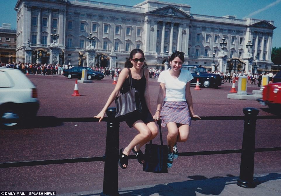 46C7761A00000578-5126431-A_15_year_old_Meghan_Markle_poses_in_front_of_Buckingham_Palace_-a-1_1511909109421.jpg