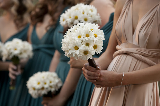 shabby+chic+wedding+white+daisy+bouquets.jpg