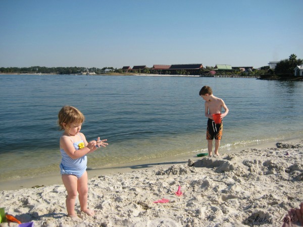 Building-sand-castles-at-the-beach-at-The-Grand-Floridian-at-Disney-World-1.jpg