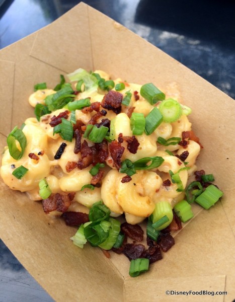 2015-Epcot-Food-and-Wine-Festival-Farm-Fresh-Loaded-mac-nG%C3%87%C3%96-cheese-with-NueskeG%C3%87%C3%96s-pepper-bacon-cheddar-cheese-peppers-and-green-onions-467x600.jpg