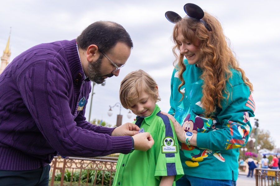 Image of Disney Cast Member and child dressed as Disney PhotoPass cast member