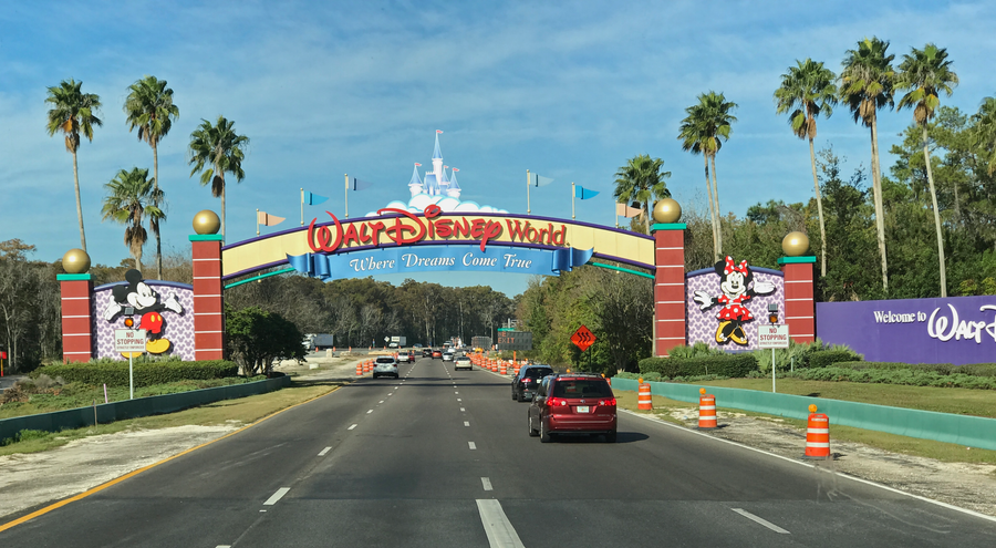 walt_disney_world_welcome_sign_by_wdwparksgal-dargsa5.png