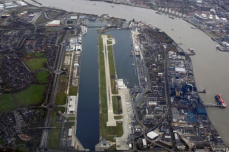 800px-Aerial_view_of_London_City_Airport_2007.jpg
