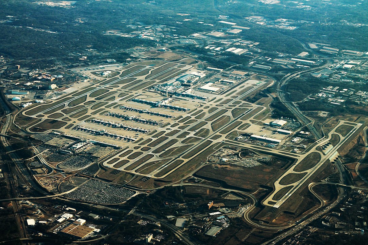 1200px-Atlanta_Airport_Aerial_Angle_%2831435634003%29_%282%29.jpg